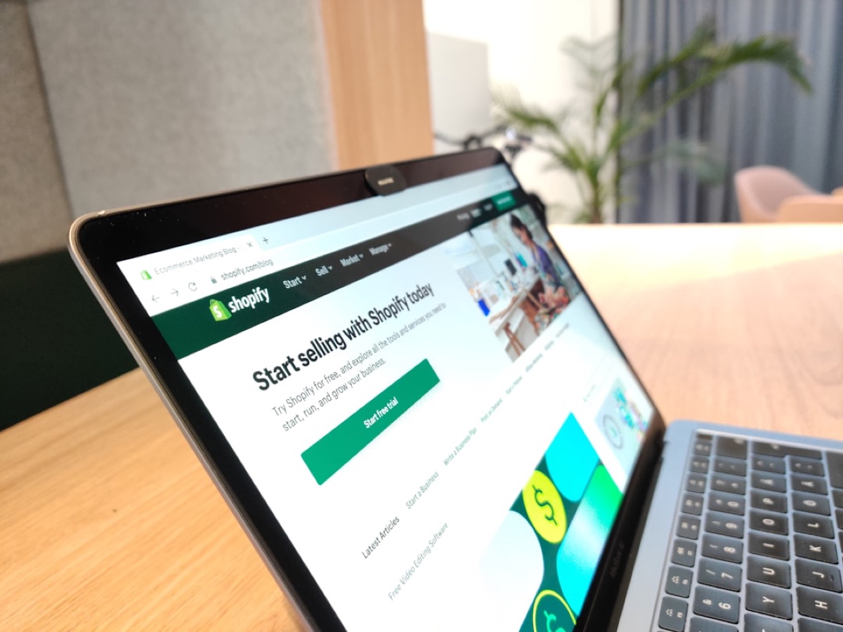 Page d'accueil de Shopify ouverte sur un ordinateur portable, sujet du SEO d'une boutique en ligne
