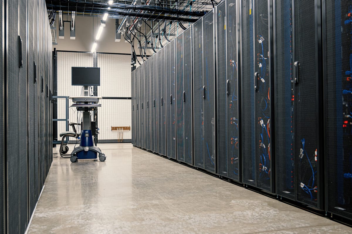Allée de baies de serveurs dans un datacenter, là où s'écrivent les logs de passage de Google
