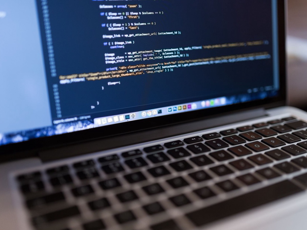 Écran d'ordinateur affichant du code lors de l'audit technique d'un site WordPress