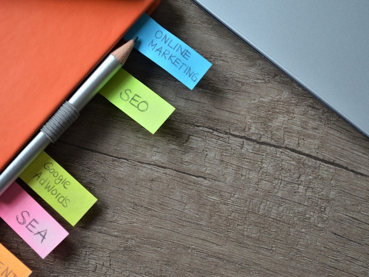 Carnet et notes de stratégie SEO sur un bureau pour clarifier ses objectifs