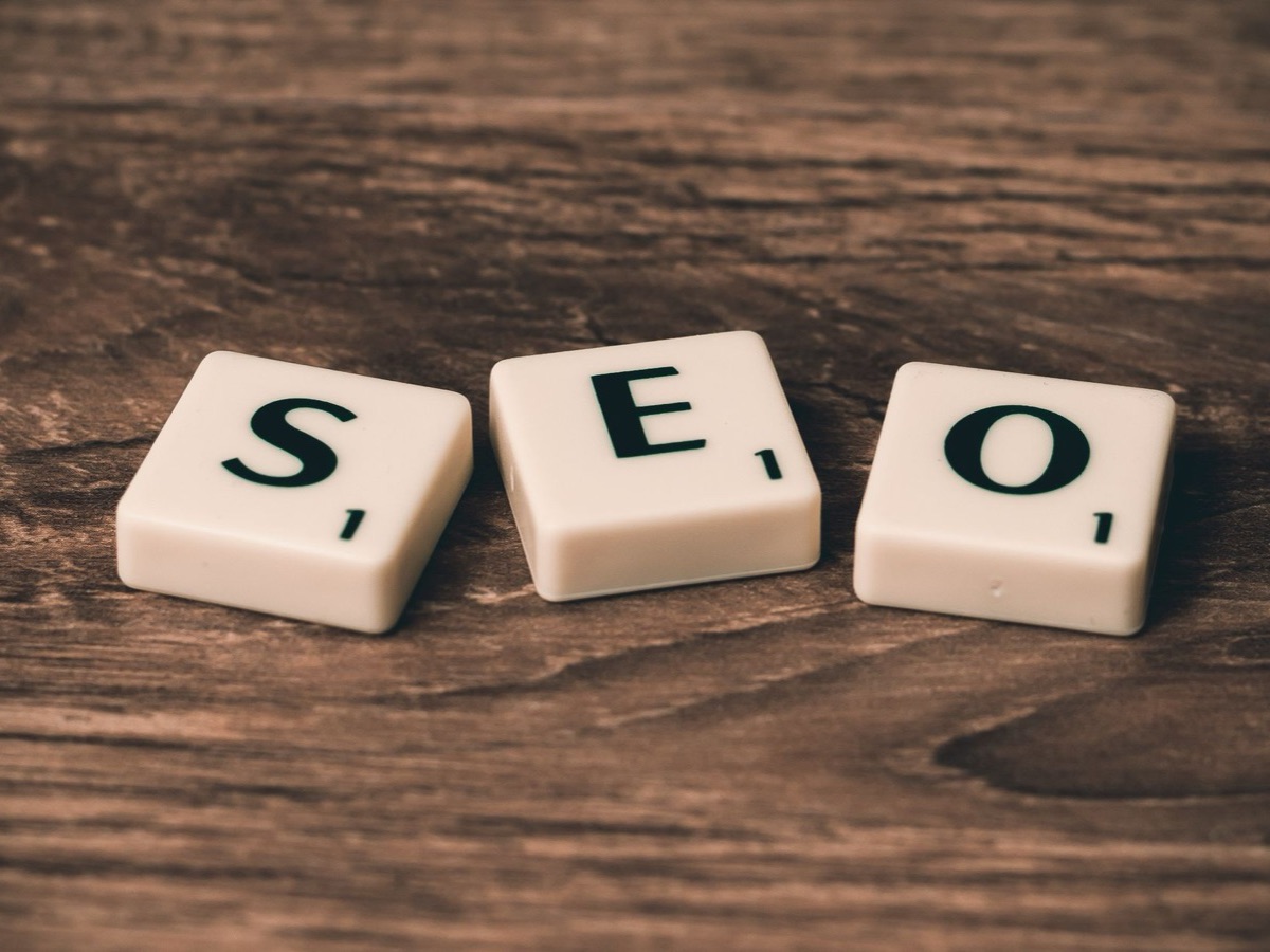 Lettres SEO en tuiles sur un plan de bois, thème du choix d'un consultant SEO