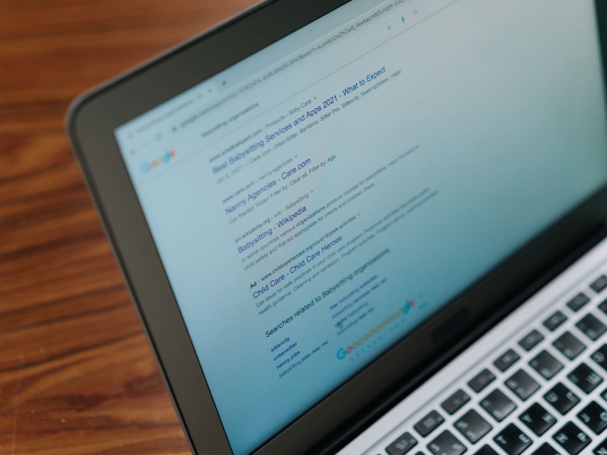 Résultats de recherche Google sur un ordinateur portable, référencement naturel d'une boutique en ligne