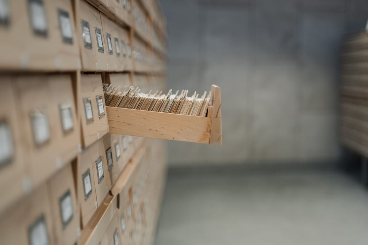 Tiroir de fichier de bibliothèque rempli de fiches classées, image des données structurées lisibles par les moteurs