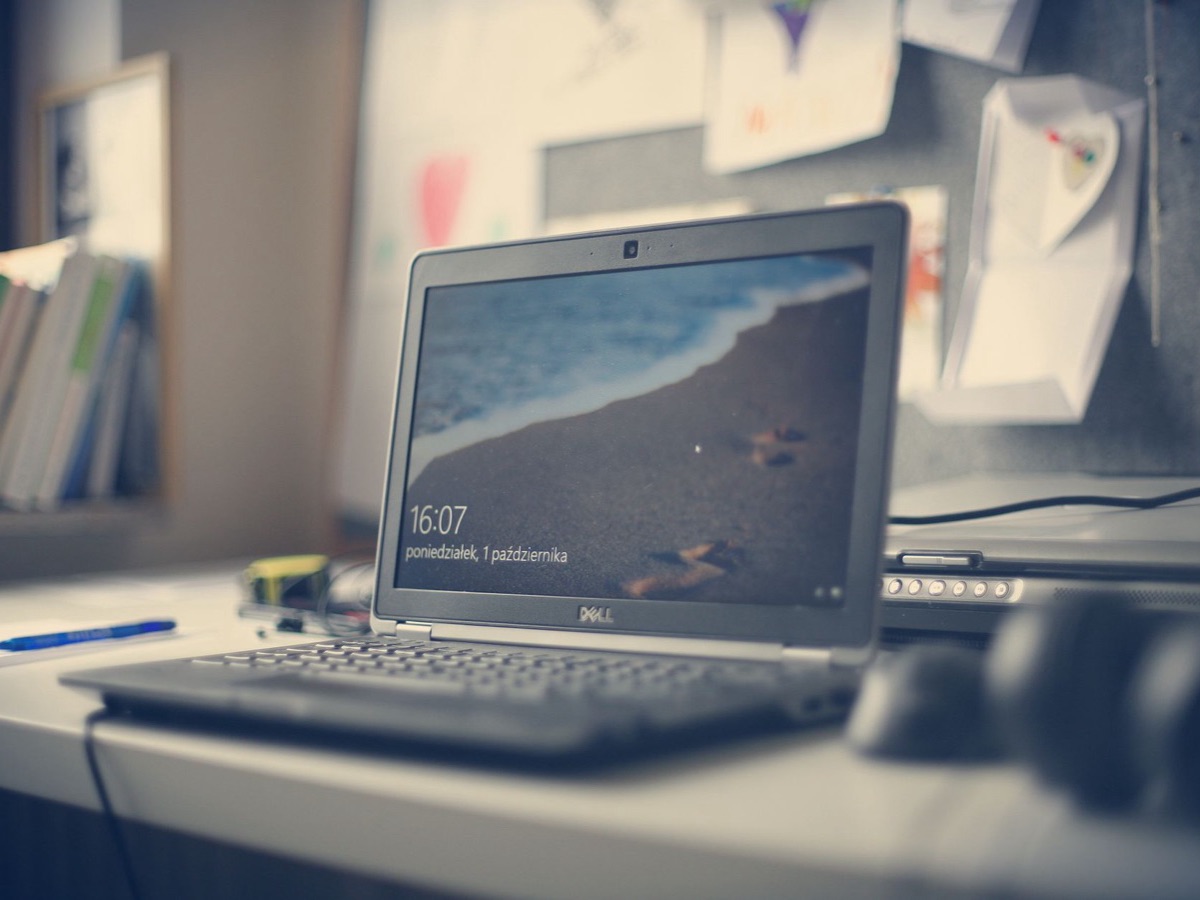 Ordinateur portable sous Windows posé sur un bureau, poste où faire tourner un LLM en local