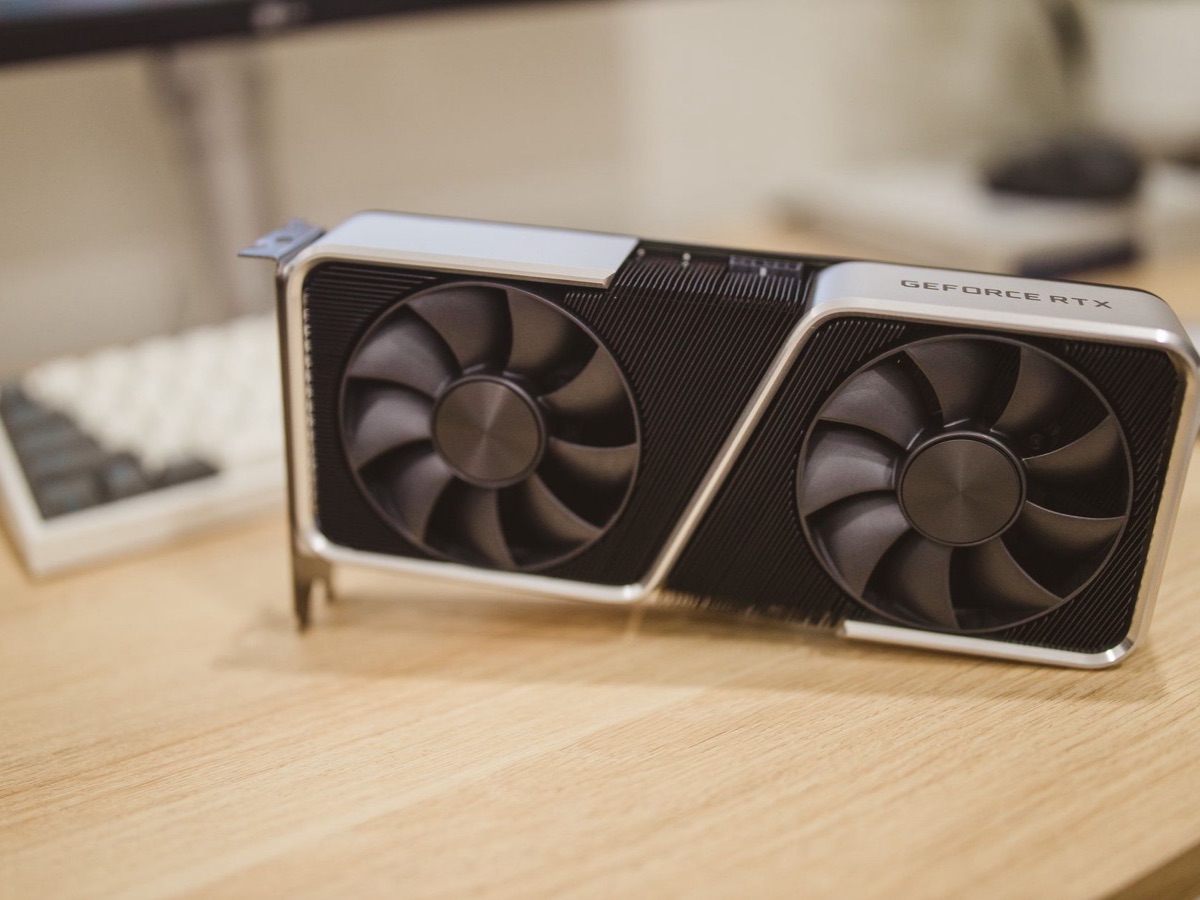 Carte graphique NVIDIA GeForce RTX posée sur un bureau, matériel pour faire tourner un modèle en local