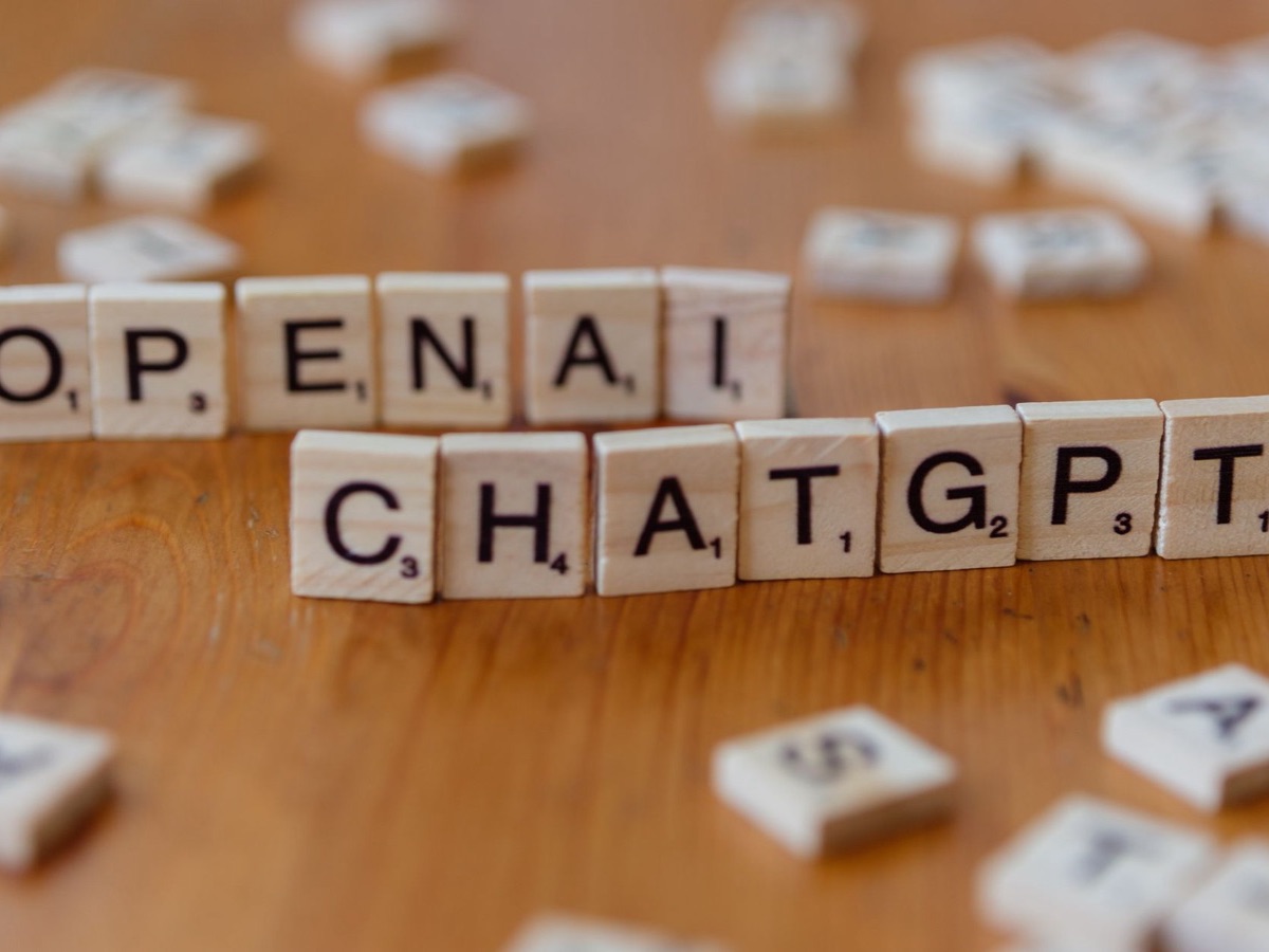 Lettres en bois formant OpenAI ChatGPT, illustration de la fin de GPT-4o et GPT-4.1 dans l'API