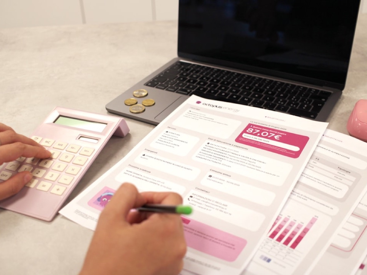 Calculatrice et rapports chiffrés sur un bureau, évaluer le budget d'une prestation SEO