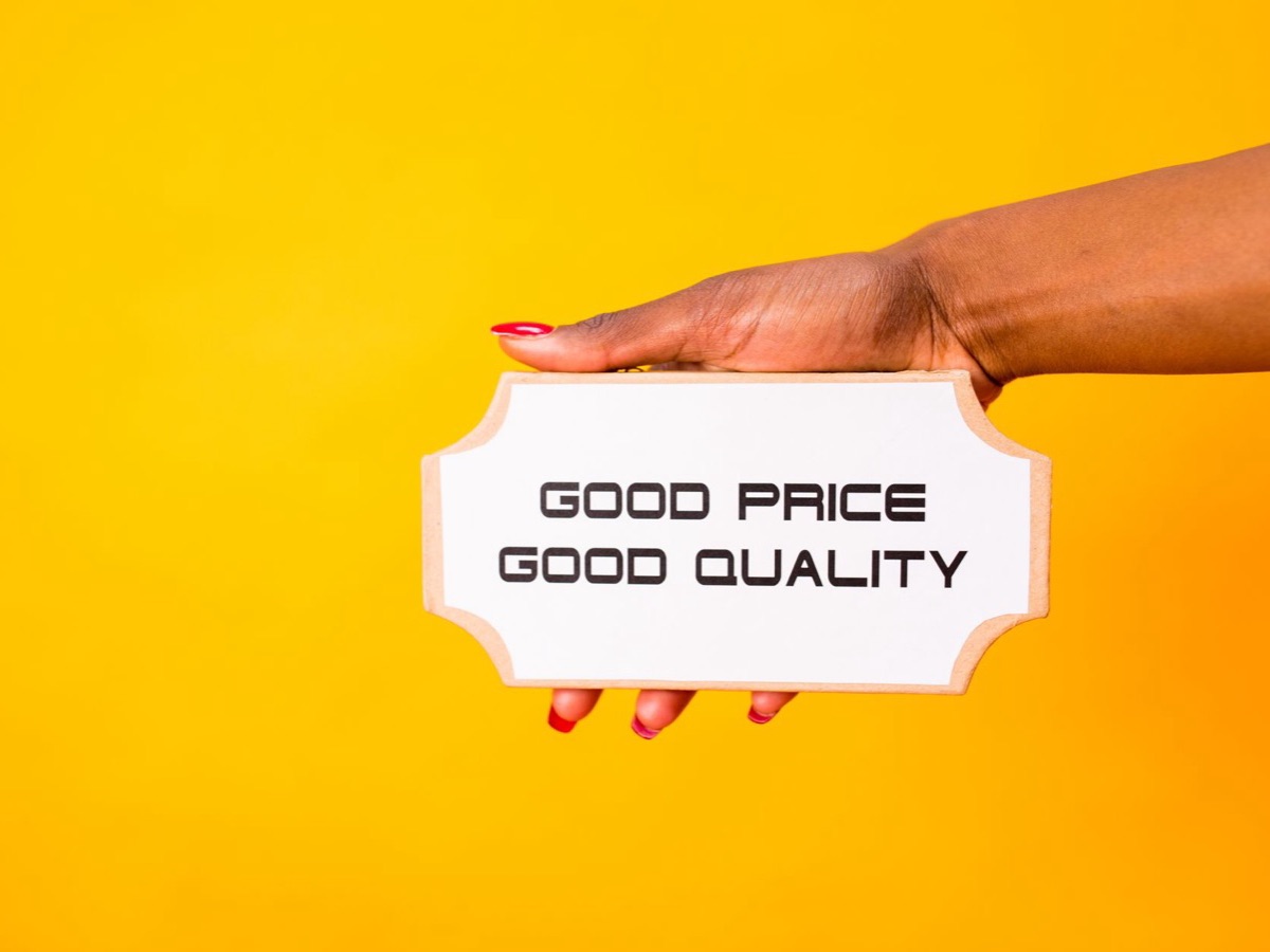 Panneau « good price, good quality » tenu en main, le juste prix d'une prestation SEO