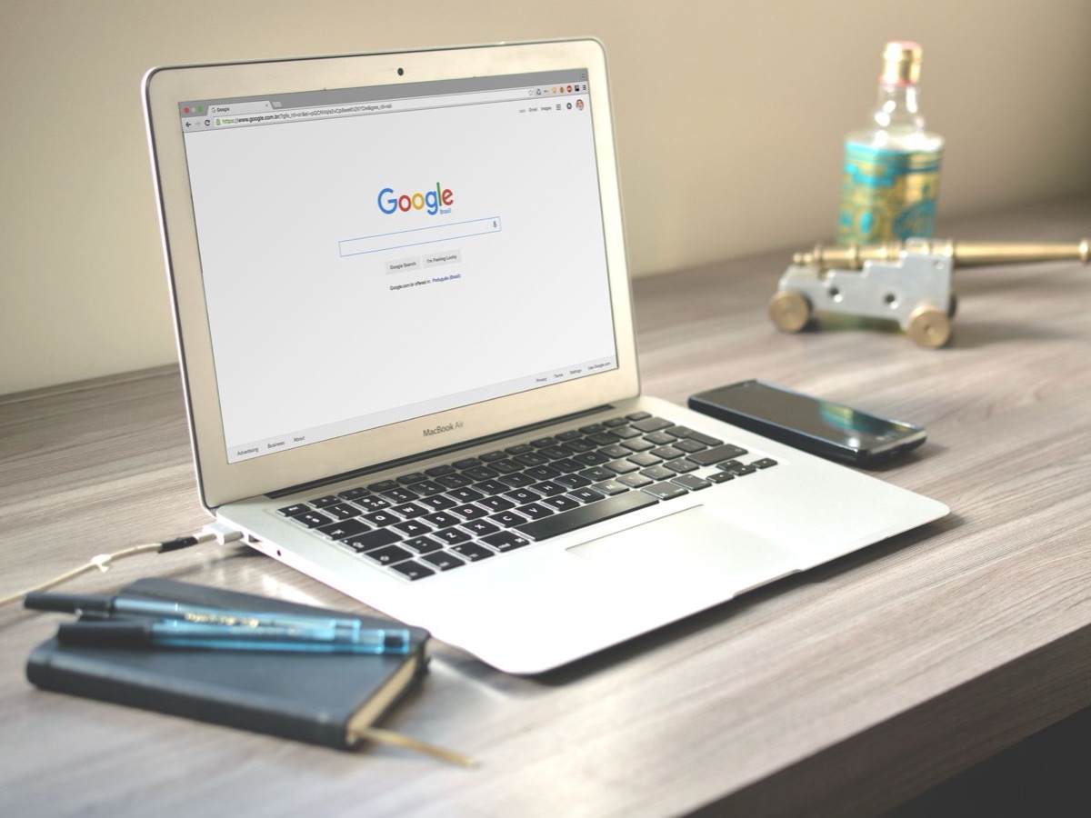 Ordinateur portable ouvert sur la recherche Google, illustration du prix du référencement Google