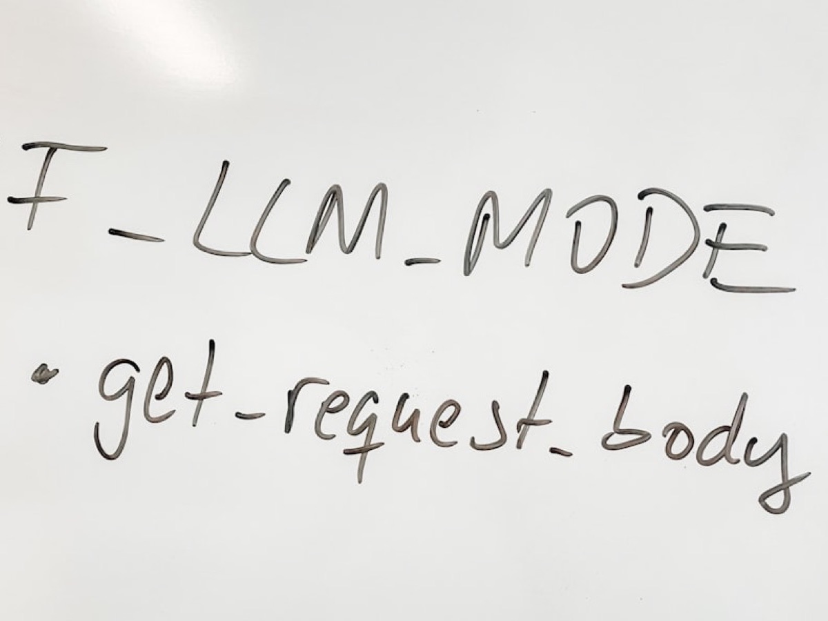 Tableau blanc annoté d'une condition IF_LLM_MODE, angle technique du référencement LLM