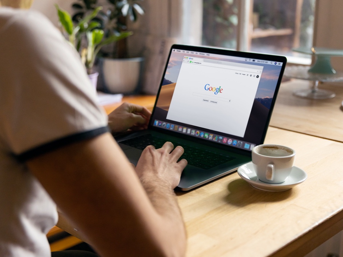 Consultant SEO indépendant travaillant sur Google depuis son ordinateur portable à Paris