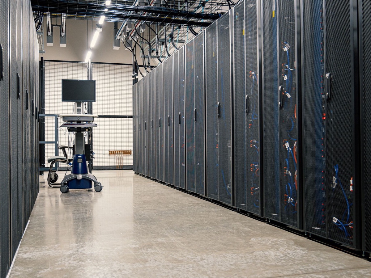 Allée de baies de serveurs dans un centre de données, image d'une infrastructure d'IA hébergée en Europe