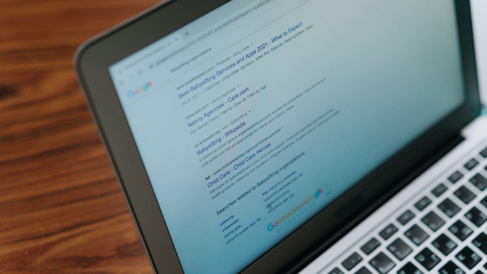 Une page de résultats de recherche Google affichée sur l'écran d'un ordinateur portable.