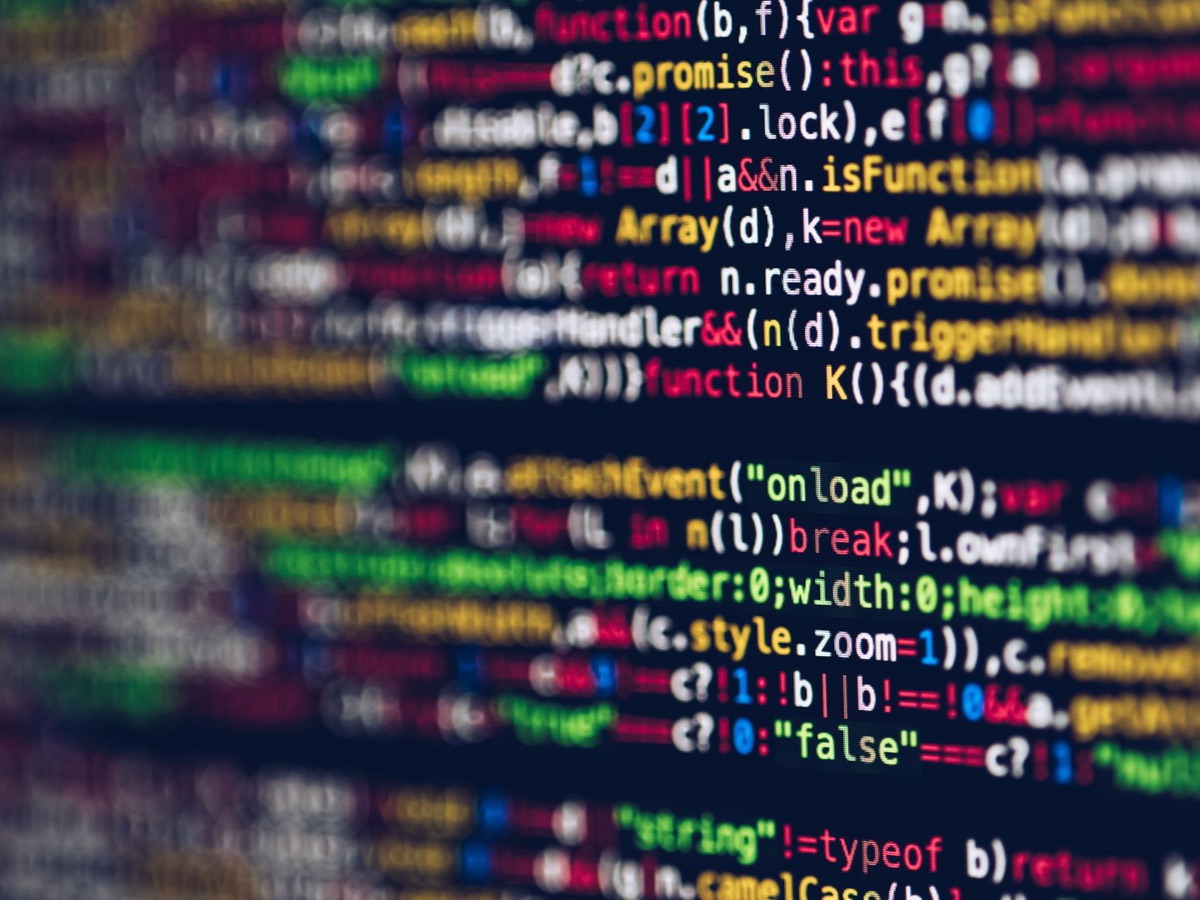 Code JavaScript colore affiche sur un ecran, au coeur des enjeux de SEO JavaScript