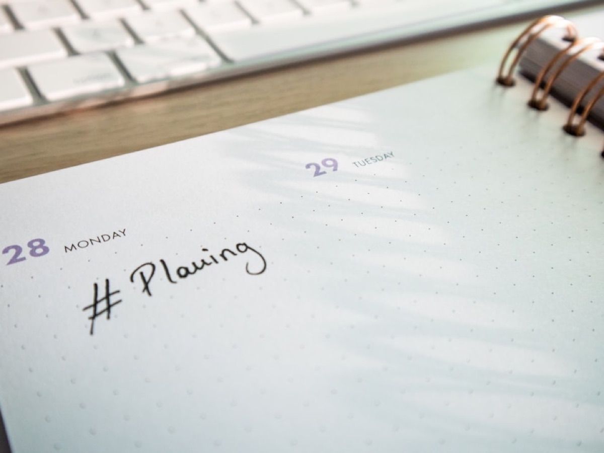 Agenda ouvert annoté Planning et clavier, pour cadrer un plan de contenu SEO
