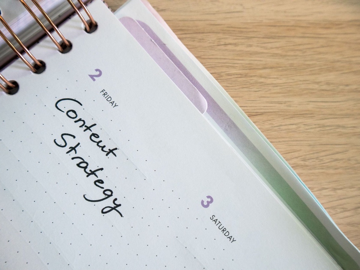Agenda ouvert avec « Content Strategy » écrit à la main, planification d'une stratégie de contenu SEO