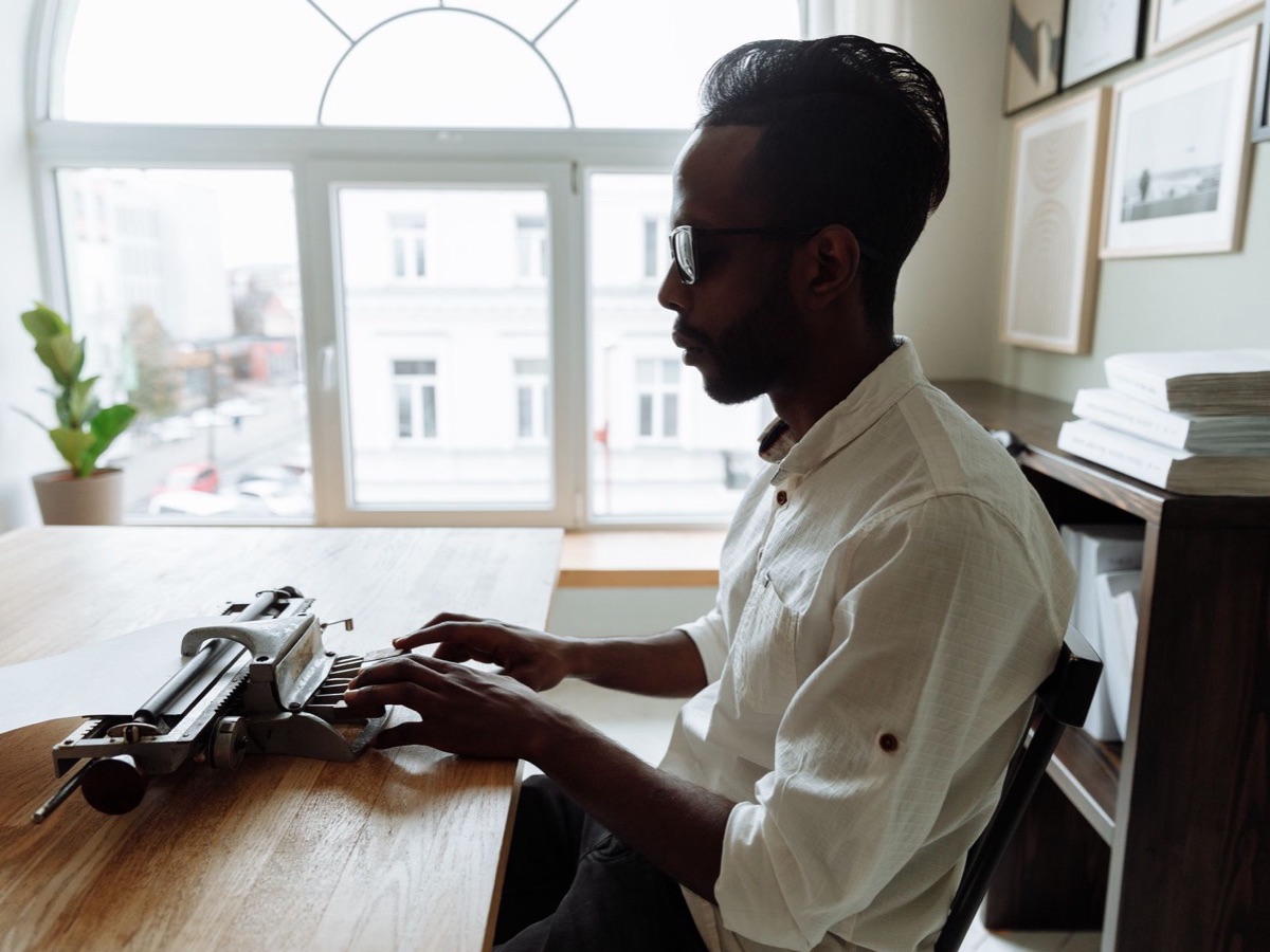 Rédacteur à la machine à écrire, pour une rédaction de contenu SEO claire d'abord