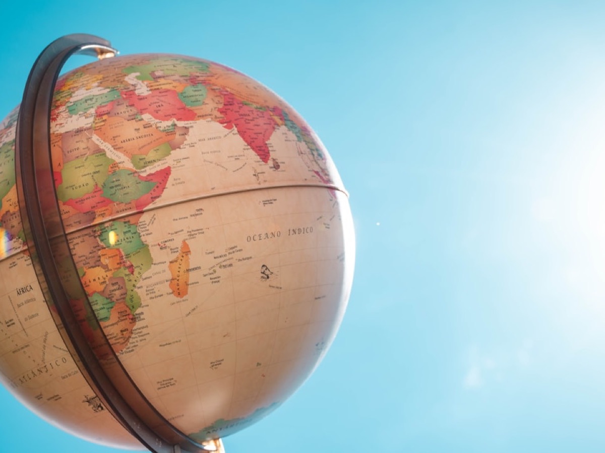 Globe terrestre sous un ciel bleu, symbole d'une stratégie SEO internationale par marché
