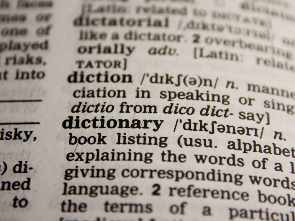 Gros plan d'une page de dictionnaire, la langue au cœur de la localisation SEO internationale