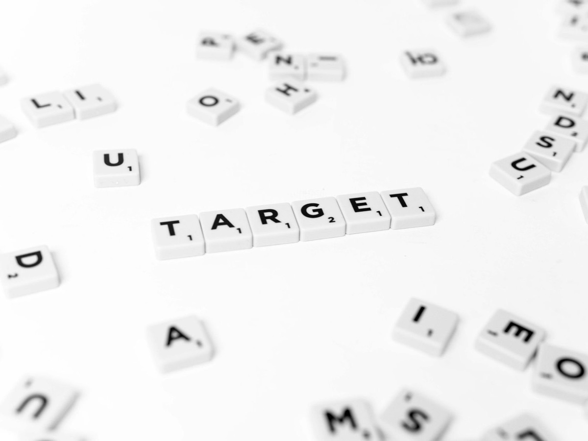 Lettres Scrabble formant le mot TARGET, le choix des marchés cibles en SEO international